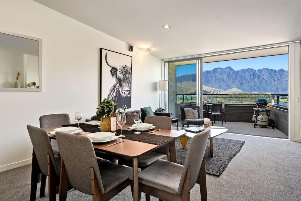Toru - Eclectic Apartment With Delightful Lake Views Queenstown Bagian luar foto