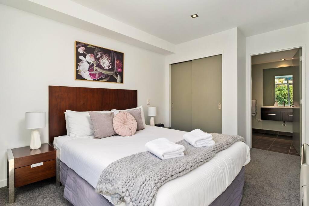 Toru - Eclectic Apartment With Delightful Lake Views Queenstown Bagian luar foto