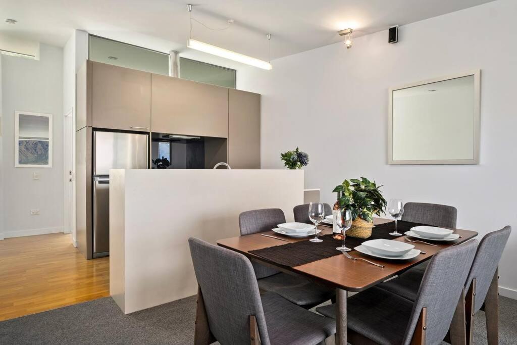 Toru - Eclectic Apartment With Delightful Lake Views Queenstown Bagian luar foto