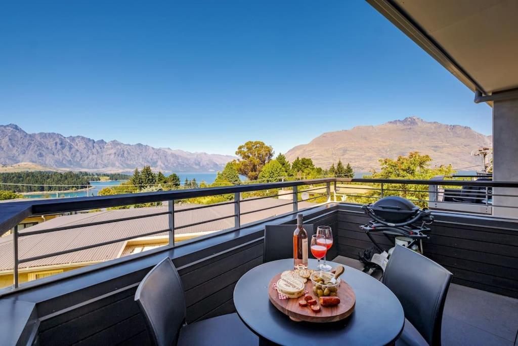 Toru - Eclectic Apartment With Delightful Lake Views Queenstown Bagian luar foto