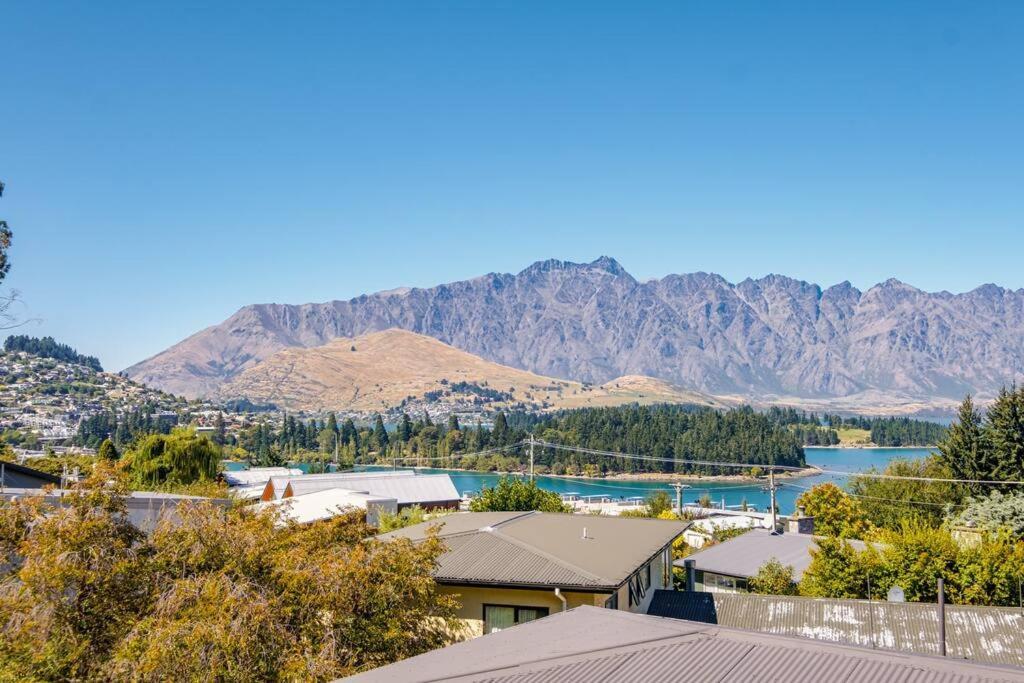 Toru - Eclectic Apartment With Delightful Lake Views Queenstown Bagian luar foto