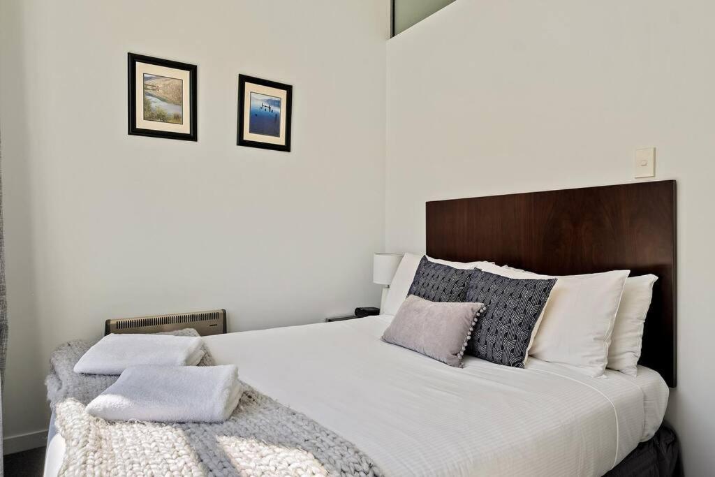 Toru - Eclectic Apartment With Delightful Lake Views Queenstown Bagian luar foto