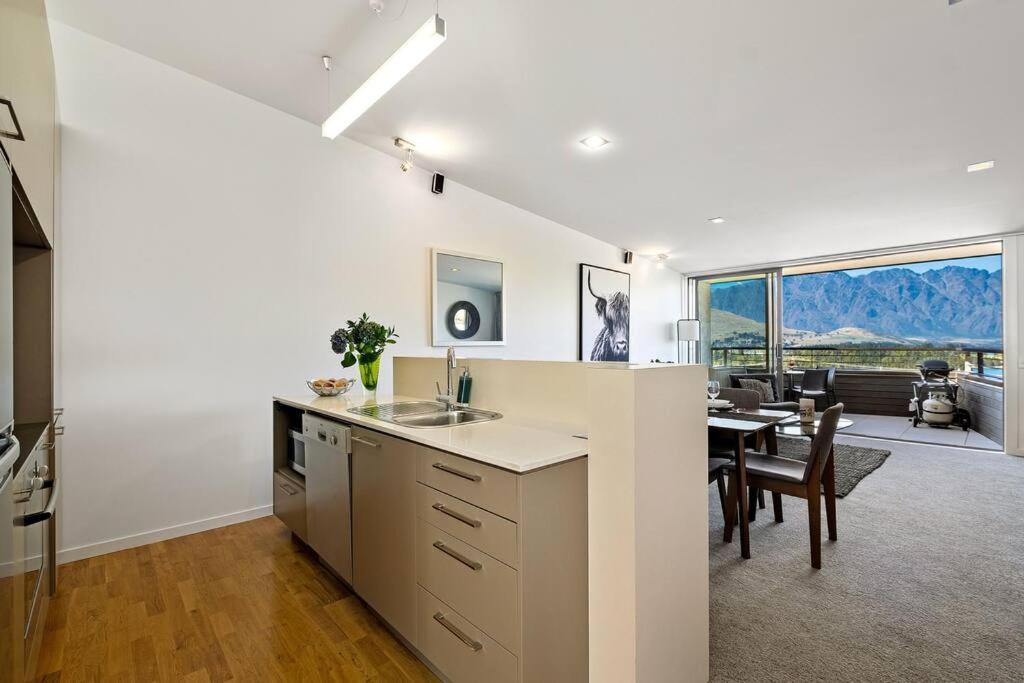 Toru - Eclectic Apartment With Delightful Lake Views Queenstown Bagian luar foto