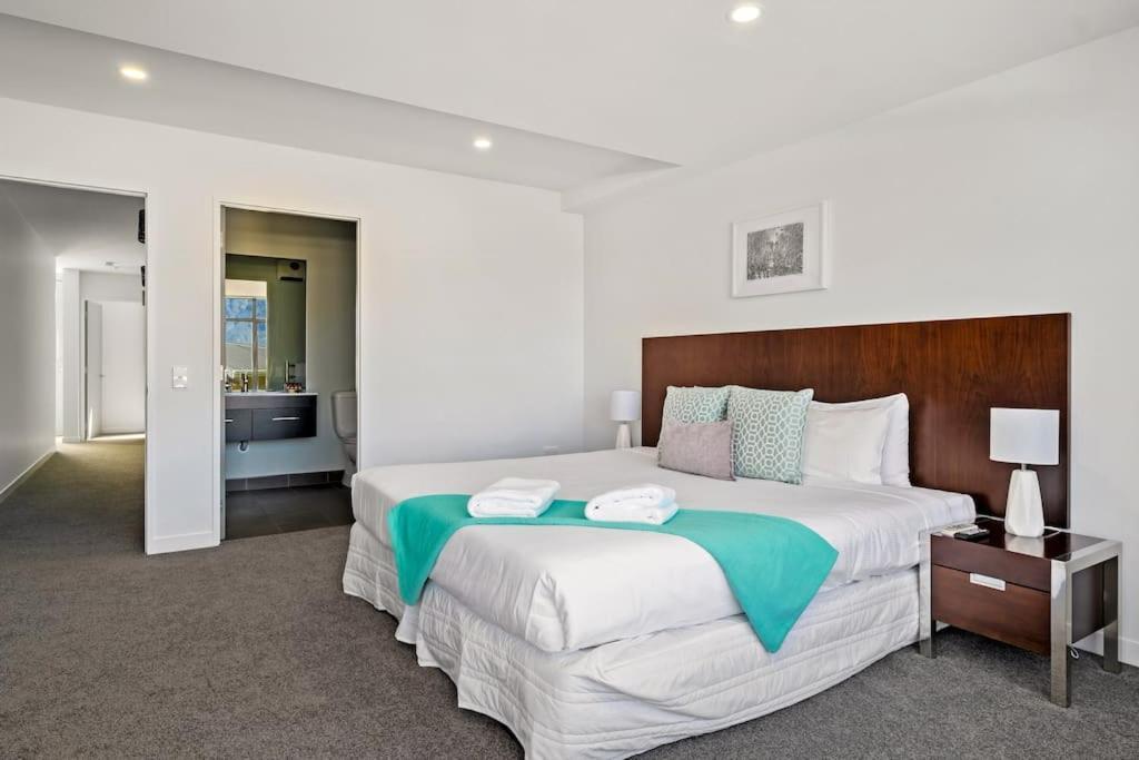 Toru - Eclectic Apartment With Delightful Lake Views Queenstown Bagian luar foto