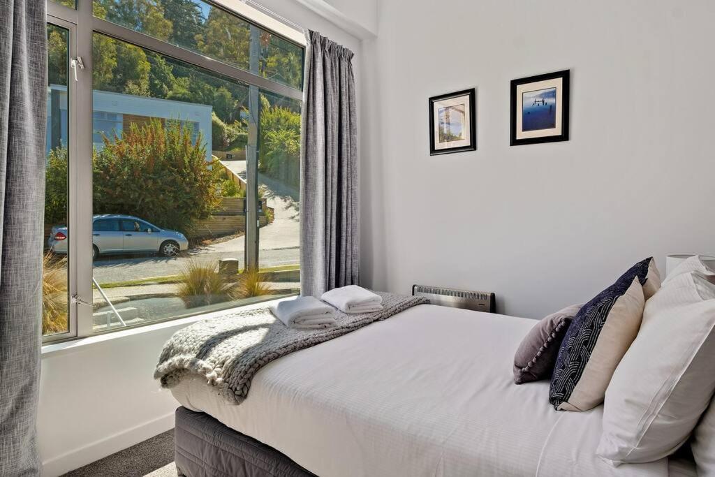 Toru - Eclectic Apartment With Delightful Lake Views Queenstown Bagian luar foto