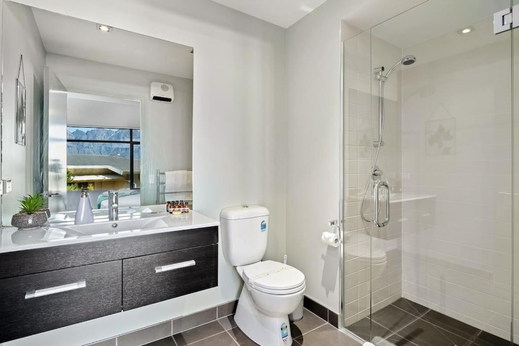 Toru - Eclectic Apartment With Delightful Lake Views Queenstown Bagian luar foto